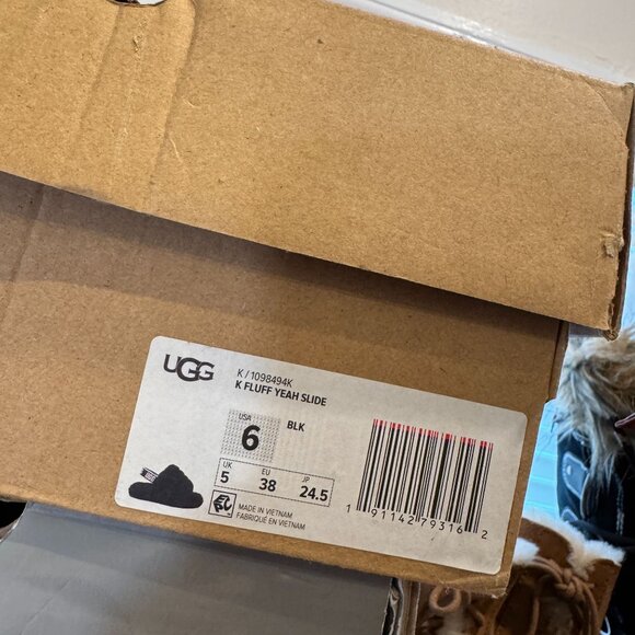 UGG K Fluff Yeah Slides Women's Size 6 in Black in Excellent Near Mint Condition - Picture 8 of 8